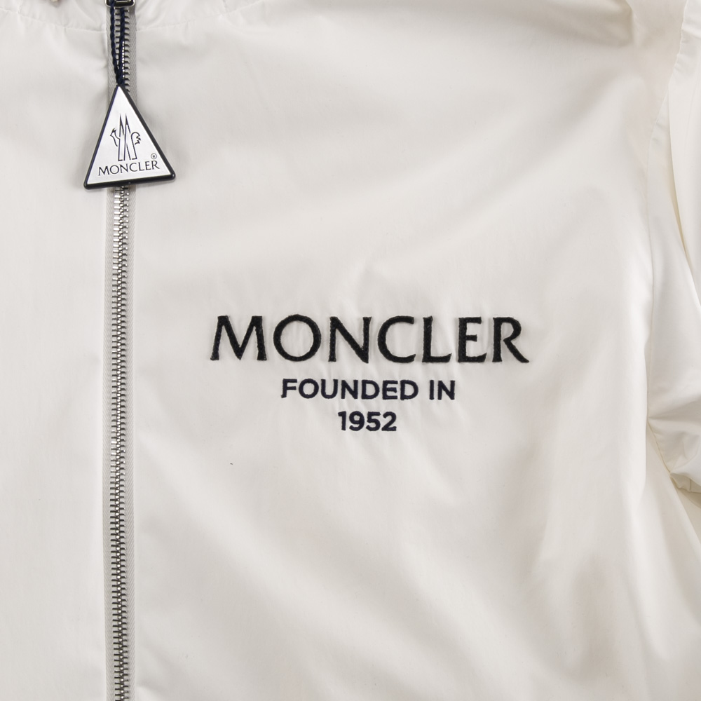 モンクレール MONCLER メンズアウター 超軽量ナイロン生地 胸元プリントロゴ フード付 GRANERO 1A000.26.54A91【FITHOUSE ONLINE SHOP】