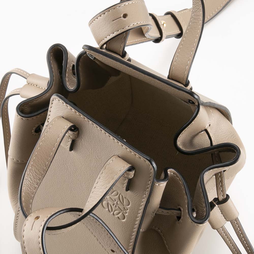 ロエベ LOEWE LOEWE ショルダーバッグ HAMMOCK HOBO MINI A538G13X01  （2586/WARM-DESERT/キャメル）