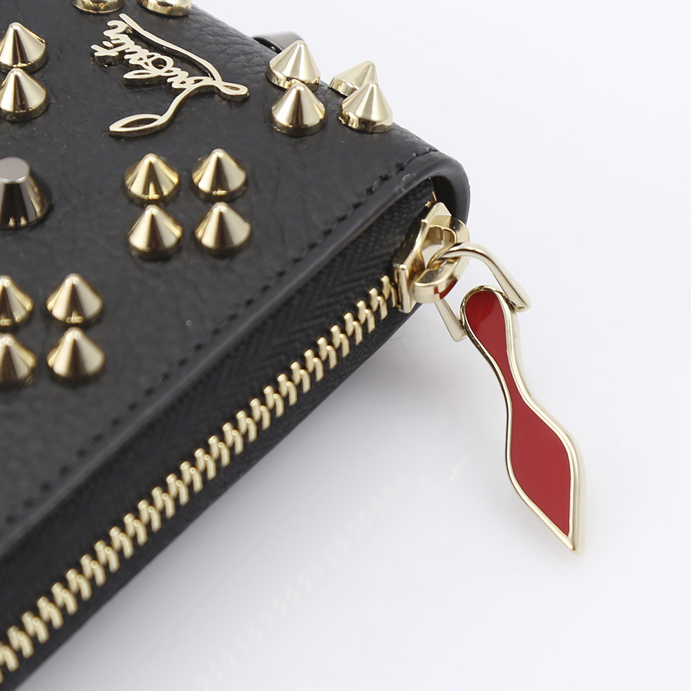 Christian Louboutin クリスチャン・ルブタン PAN.ロゴ＆スタッズラウンド長 3175224/M442-BK@ ブラック【FITHOUSE ONLINE SHOP】