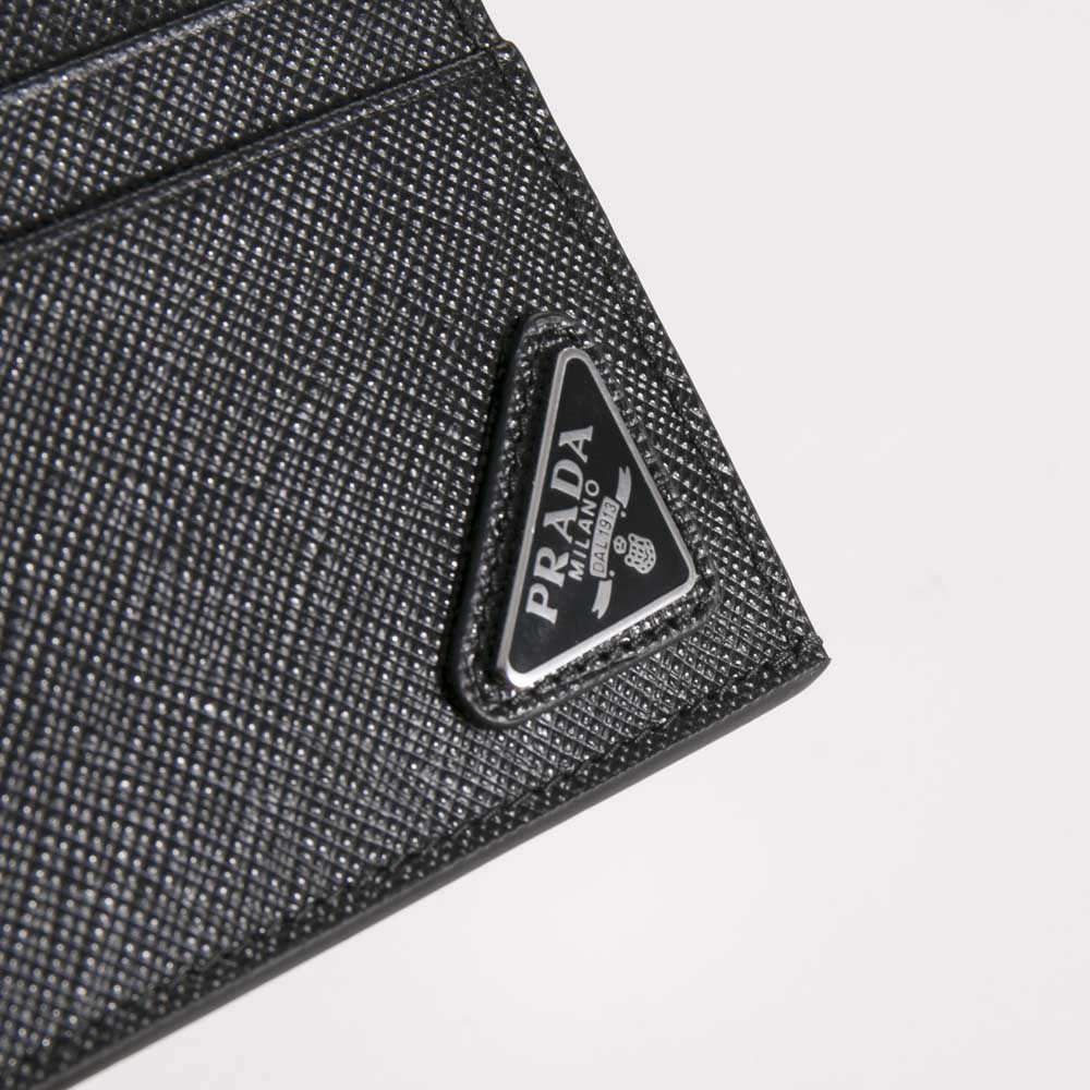 プラダ PRADA カードケース SAFFIANO TRIANGOLO マネークリップ付/NERO 2MC047-QHH【FITHOUSE ONLINE SHOP】