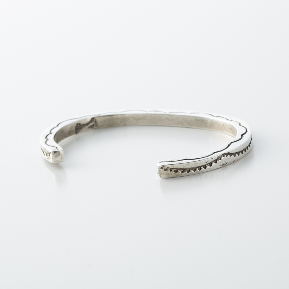 【50％OFFクーポン配布中！】インディアン ジュエリー INDIAN JEWELRY バングル スクエアスタンプ NAVAJO-026【FITHOUSE ONLINE SHOP】